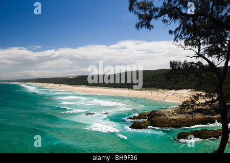 Point Lookout Beach North Stradbroke Island Australia // NORTH STRADBROKE ISLAND, Australia - a Point Lookout sull'isola di Stradbroke, il punto più orientale del Queensland. North Stradbroke Island, appena fuori Brisbane, la capitale del Queensland, è la seconda isola di sabbia più grande del mondo e, con i suoi chilometri di spiagge sabbiose, una popolare destinazione estiva per le vacanze. Sede del popolo Quandamooka e di una ricca varietà di flora e fauna uniche, quest'isola è una delle isole di sabbia più grandi del mondo e un tesoro naturale prezioso nel Queensland. Foto Stock