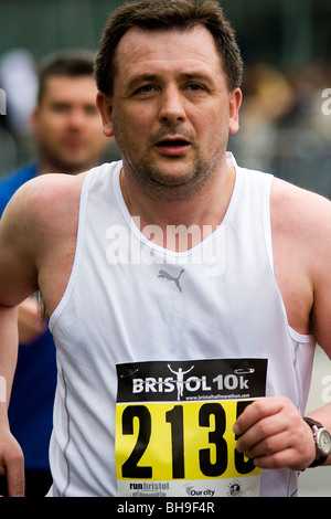 I corridori prendere parte nella sessione inaugurale del Bristol 10k eseguire il 5 maggio 2008. Foto Stock