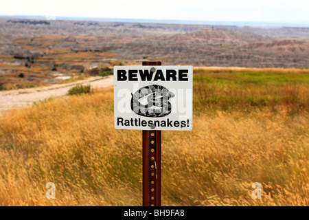 Segno nel deserto del Sud Dakota avvertenza di rattlesnakes. Foto Stock