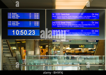 Stazione di St Pancras orari di partenza e arrivo cartello blu con orologio analogico e digitale principale International hall dover Margate Faversham Foto Stock