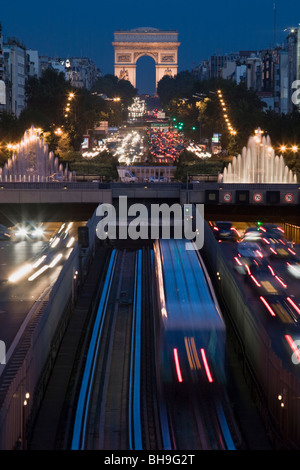Arco di Trionfo, metro e traffico di sera, Parigi, Francia Foto Stock
