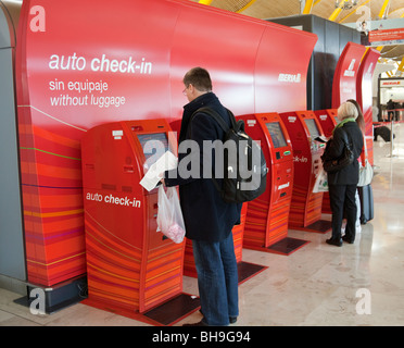 Self check in, Iberia, livello partenze, terminale 4, aeroporto Barajas di Madrid, Spagna Foto Stock