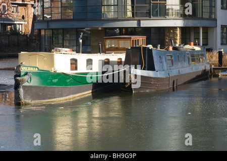 Longboats , Narrowboats o chiatte o barche nel bacino Battlebridge off Regent's Canal con acqua congelati & iced su ghiaccio Foto Stock