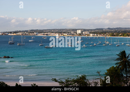 Vista di Bridgetown, la capitale dell'isola caraibica di Barbados, attraverso la baia a Needham del punto Foto Stock