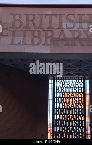 La British Library , Kings Cross St Pancras , cancello principale dettaglio da Euston Road Foto Stock