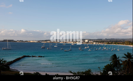 Vista di Bridgetown, la capitale dell'isola caraibica di Barbados, attraverso la baia a Needham del punto Foto Stock