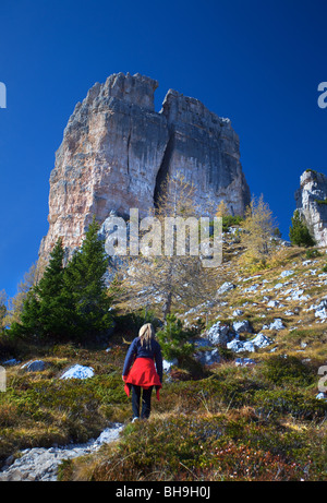 Una ragazza camminare sulle Cinque Torri montagne vicino a Cortina in Valle d'Ampezzo Foto Stock