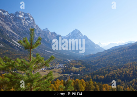 Cortina d'Ampezzo sotto Marmarole e montagne di cristallo Foto Stock