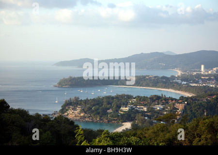 Punto di vista guardando sopra Kata e Karon spiagge - Phuket Foto Stock