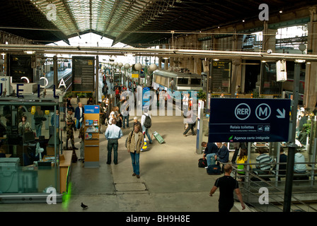 Parigi, Francia-grande affluenza di persone, Gare du Nord, stazione ferroviaria storica di Parigi, panoramica della piattaforma ferroviaria SNCF all'interno Foto Stock