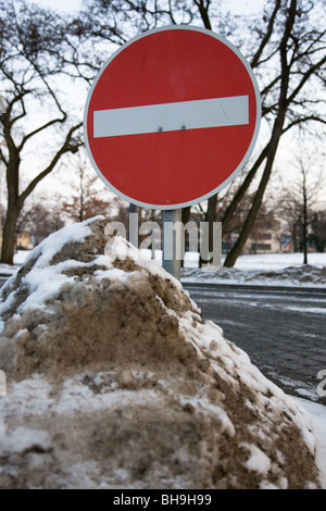 Nessun segno di ingresso in una collina di neve a Hannover, Germania Foto Stock