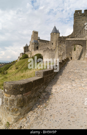 Causeway fino alla cittadella di Carcassonne, Aude, Occitanie, Francia Foto Stock