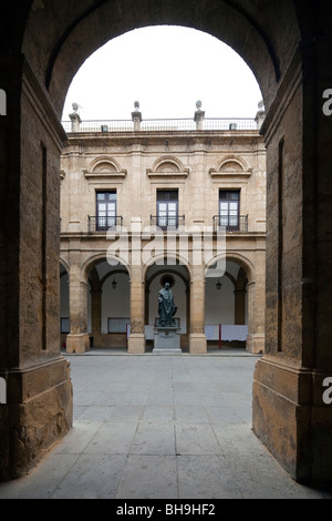 Cortile della Università di Siviglia, in Andalusia, Spagna Foto Stock