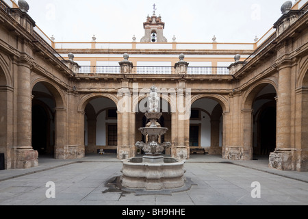 Cortile della Università di Siviglia, in Andalusia, Spagna Foto Stock