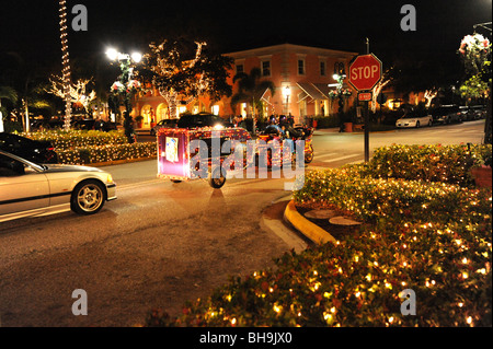 Harley Davidson Moto rimorchio e decorate con luci fairy all'incrocio del quartiere storico di Napoli Florida Foto Stock