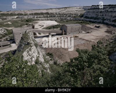 Chiuso opere in cemento, abbandonato edificio industriale. utilizzati come aggregati depo. Foto Stock