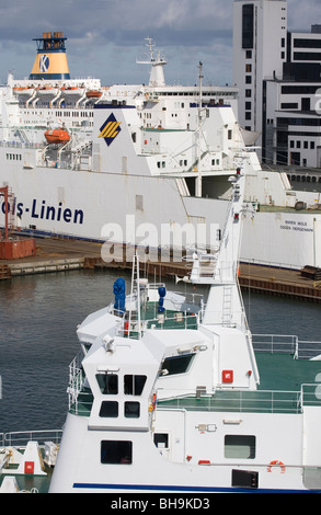 Un traghetto in arrivo passa da altri due traghetti di Orskov cantiere di riparazione in Frederikshavn. Foto Stock