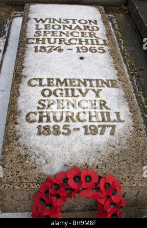 La neve sulla tomba di Sir Winston Churchill at Bladon, Inghilterra Foto Stock