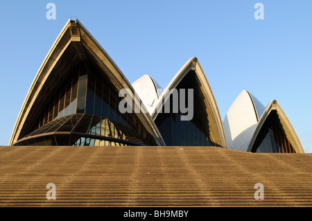 SYDNEY, Australia - Sydney, Australia - i dettagli del design vele della Sydney Opera House nel tardo pomeriggio di sole dorato. Foto Stock