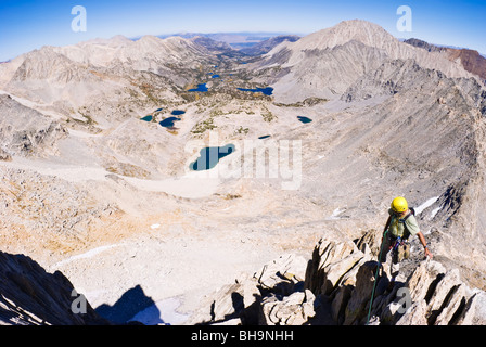 Scalatore sulla cresta nord-est di Bear Creek guglia, John Muir Wilderness, Sierra Nevada, in California Foto Stock