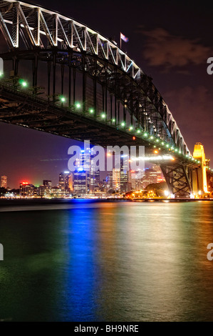 SYDNEY, Australia - Sydney, Australia - Night Shot del Ponte del Porto di Sydney e lo skyline della città di Sydney guardando indietro verso Dawes Point e prese da Milsons Point. Foto Stock