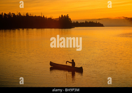 La pesca di sunrise, in acque di confine Area di Canoa Lago, il confine del Minnesota e Ontario, Canada, USA, Foto Stock