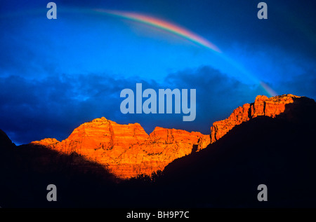 Rainbow archi su pareti di pietra arenaria di "La Sentinella' al Parco Nazionale Zion, Utah Foto Stock