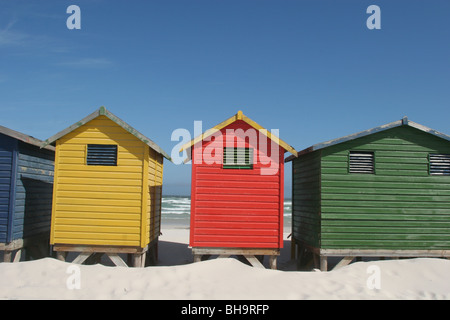 Multi spiaggia colorata di capanne in Muizenberg sobborgo di Cape Town, su False Bay costa, Sud Africa Foto Stock