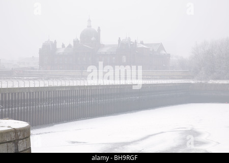 Govan Municipio nella nebbia accanto al congelati bacino canting, fiume Clyde al Pacific Quay, Glasgow, Scotland, Regno Unito Foto Stock