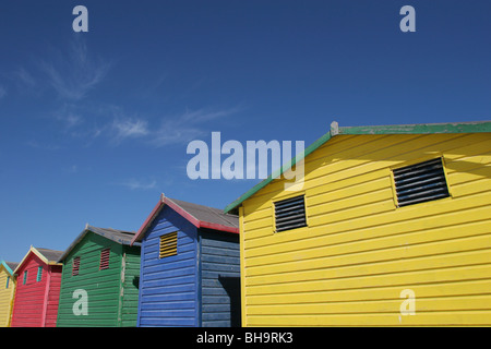 Multi spiaggia colorata di capanne in Muizenberg sobborgo di Cape Town, su False Bay costa, Sud Africa Foto Stock