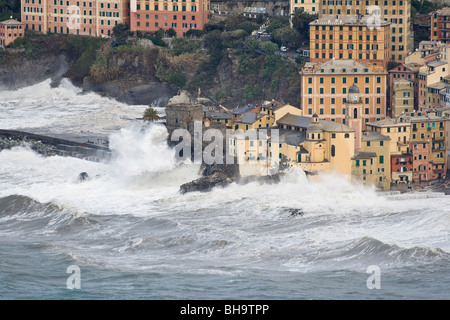 Tempesta di mare a Camogli, famosa cittadina vicino a Genova, Italia Foto Stock