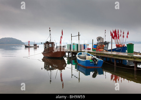 Barche da pesca nel porto di Reddevitz, isola di Ruegen, Meclemburgo-Pomerania, Germania Foto Stock