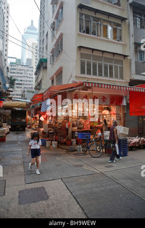 Negozio di macellaio nelle prime ore del mattino sul Wanchai Road strada del mercato di Hong Kong. Foto Stock