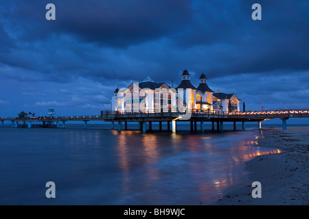 Ristorante sul Molo di Sellin, Isola di Ruegen al crepuscolo, Meclemburgo-Pomerania, Germania Foto Stock