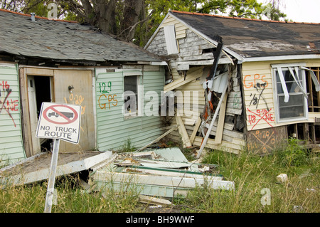 Case che galleggiava fuori dalle loro basi nell'allagamento dopo l uragano Katrina. Bassa 9 Ward, New Orleans, LA. Foto Stock