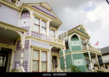 Due case colorate situato nel Garden District di New Orleans. Foto Stock