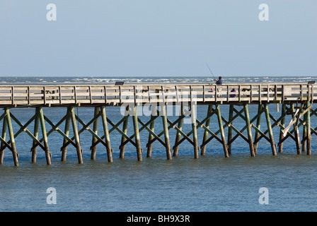 Uomo di pesca sul molo caccia Island, Beaufort, Carolina del Sud Foto Stock
