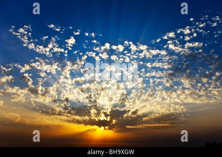 Spumante grandioso tramonto sulla costa del mare del sud Foto Stock