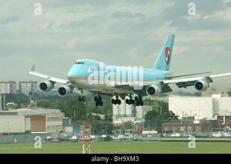 Korean Air Cargo 747, jumbo jet, atterrando all'aeroporto di Heathrow. Foto Stock