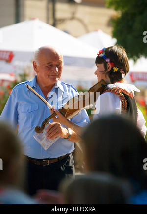 La Polonia, Cracovia, persone alla piazza principale del mercato Foto Stock