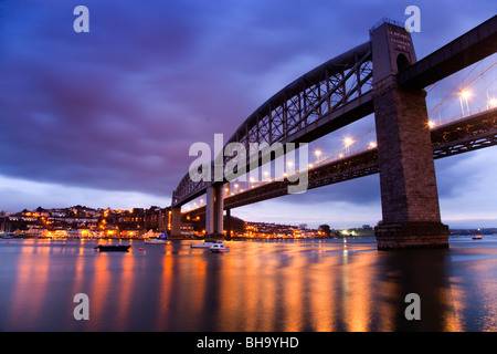 Tamar ponti; da Plymouth cercando di fronte a Saltash; ferrovia alla strada di sinistra a destra Foto Stock