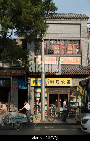 Pechino, Cina- vecchi quartieri Street scene- Hutong, piccoli negozi di generi alimentari Store sul marciapiede in Guanfang Hutong, Financial Street Foto Stock