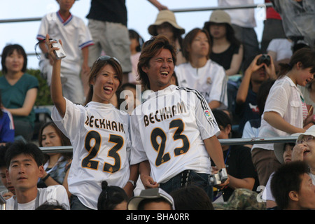Real Madrid Football Club tifosi mostrano il loro supporto per David Beckham, a Tokyo, Giappone. Foto Stock