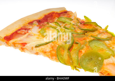 Fetta di peperone verde e onion pizza su sfondo bianco. Foto Stock