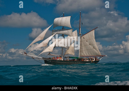 Il Solway Lass 125 piedi schooner costruito nel 1906 vela nelle isole Whitsunday sulla Grande Barriera Corallina Foto Stock