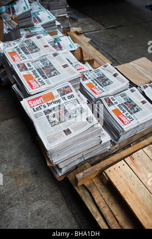 Una pila di quotidiani pronta per la consegna e la distribuzione di Hong Kong. Foto Stock