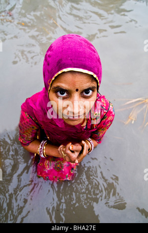 Un pellegrino tuffi in acqua santa di Gangasagar ( fiume Gange e il golfo del Bengala ) durante l'annuale Gangasagar mela/festival Foto Stock