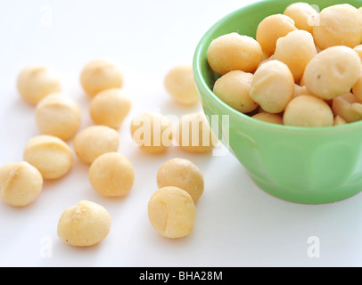 Arrosto di noci di macadamia Foto Stock