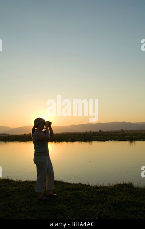 Il turista a godere la moltitudine di vedute del fiume Zambesi nello Zimbabwe il Parco Nazionale di Mana Pools. Foto Stock