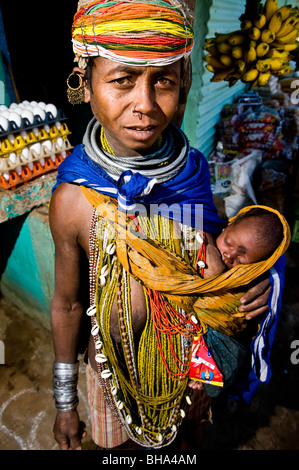 Un Bonda donna breastfeeds il suo bambino. Foto Stock